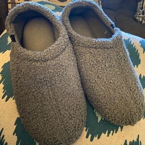 Woman’s Cozy Gray Slippers Size 9/10